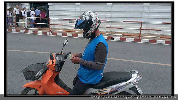 泰國大城府《邦芭茵夏宮Bang Pa-in》車站摩托計程車2.jpg