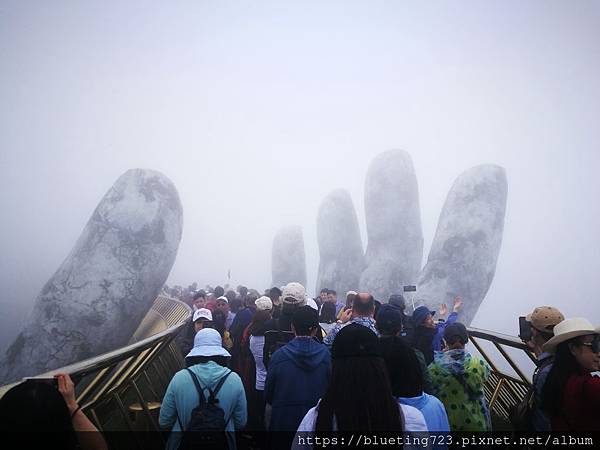 越南峴港Da Nang《巴拿山Sun World Ba Na Hills》Golden Bridge黃金佛手橋2.jpg