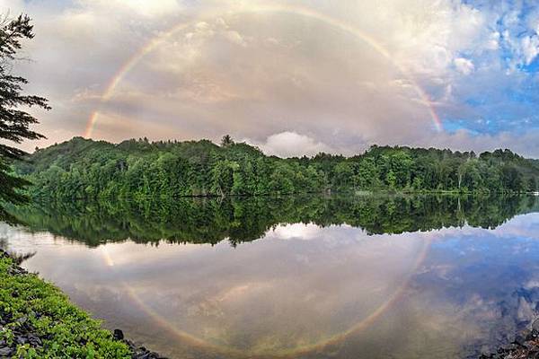 Complete-rainbow-reflected-in-Conneticut-river.jpg