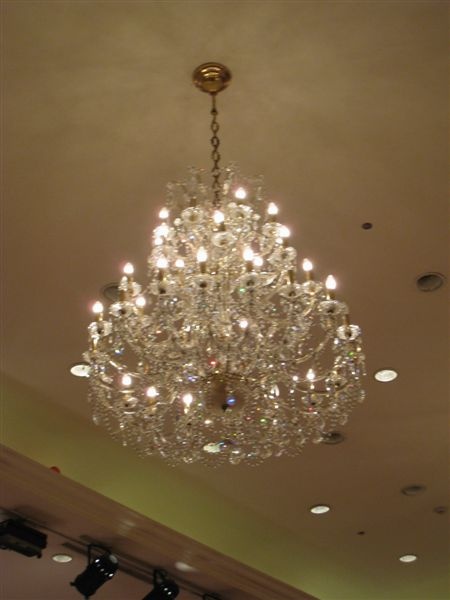 飯店裡美麗的水晶掛燈