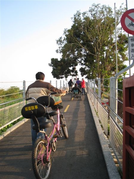 又回到來時的大吊橋，同樣很難騎的斜坡