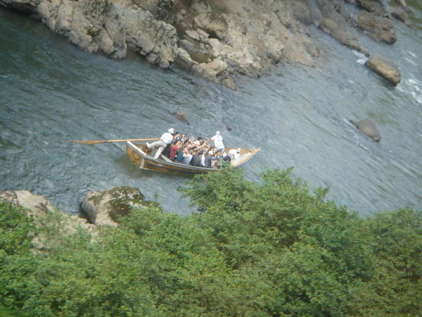 8.44這船該怎麼經過剛剛那麼湍急的河流呢.JPG