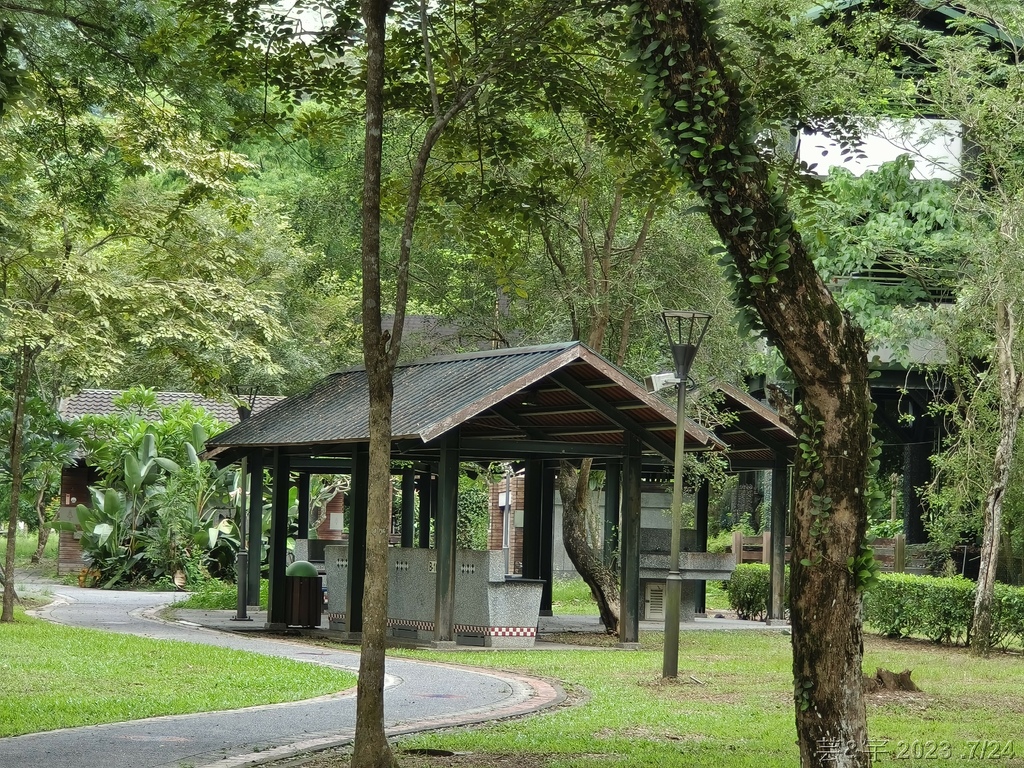 屏東瑪家鄉 の 涼山休憩區 (環山步道整修只到第一層瀑布)