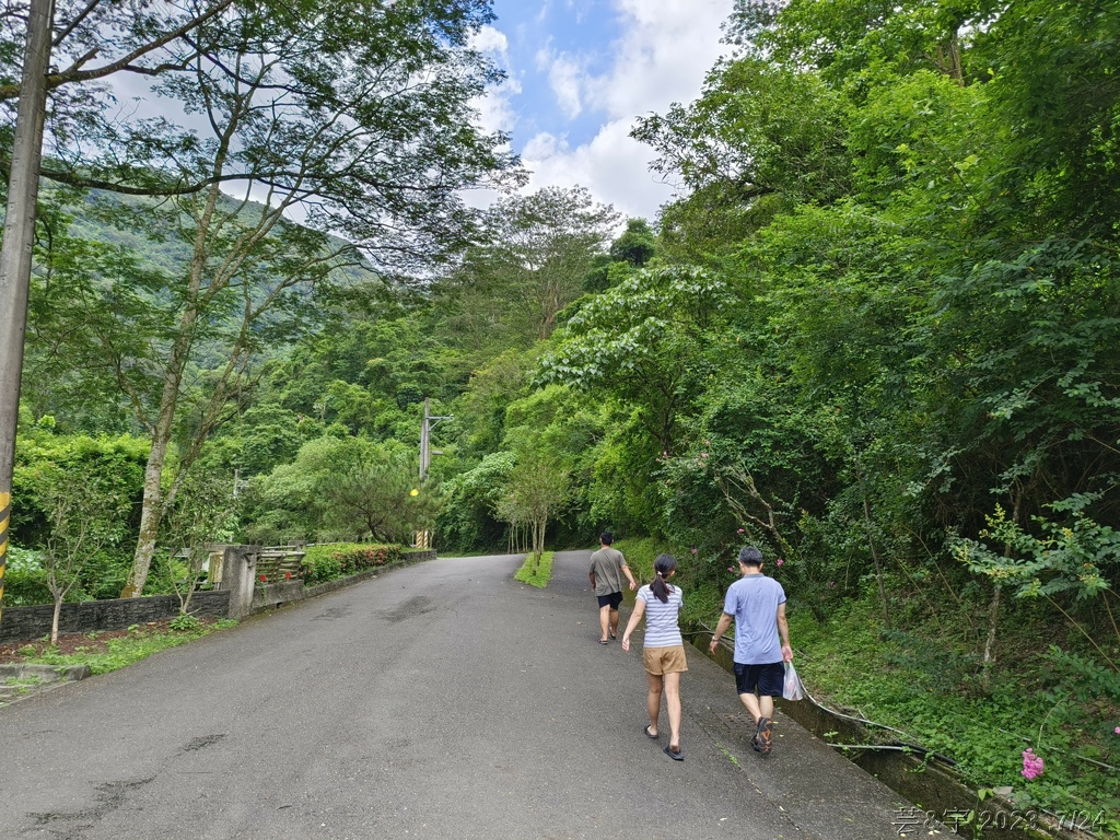 屏東瑪家鄉 の 涼山休憩區 (環山步道整修只到第一層瀑布)