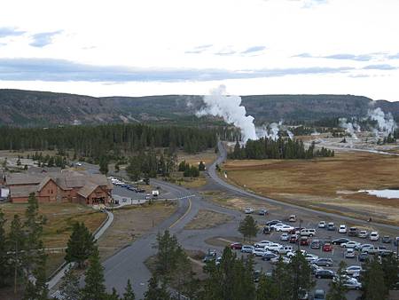 這天我要離開了...所以 可以申請到Inn 的屋頂看整個old faithful!!