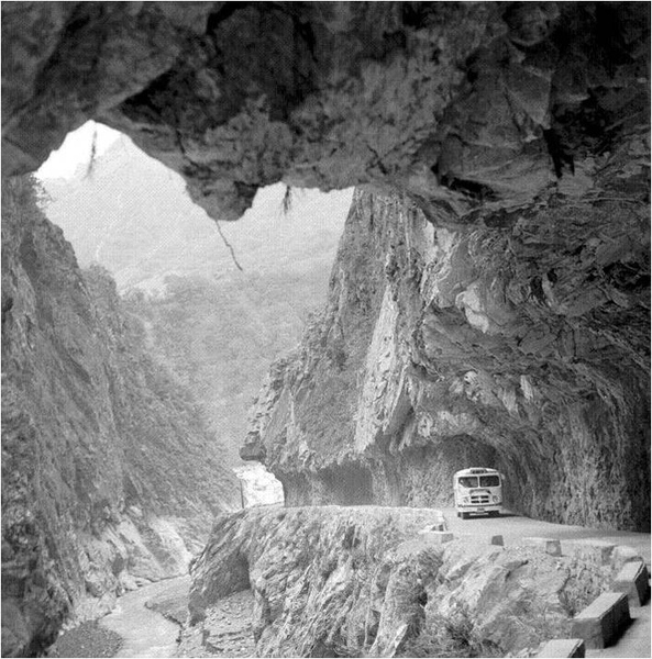 東西橫貫公路於民國四十九年五月正式通車，汽車在岩壁中鑿出的路上蜿蜒前進；台灣東西兩岸從此不再隔絕.jpg