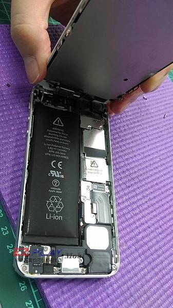 iPhone 5電池膨脹造成螢幕顯示異常