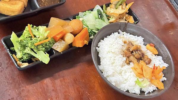 淡水美食⎜竹圍美食⎜CP值超高的美味便當【新北市淡水區】黑金