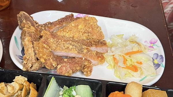 淡水美食⎜竹圍美食⎜CP值超高的美味便當【新北市淡水區】黑金