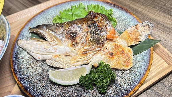 大安區丼飯⎜每日現採漁港魚貨⎜費時費工熟成魚生魚片【台北市大