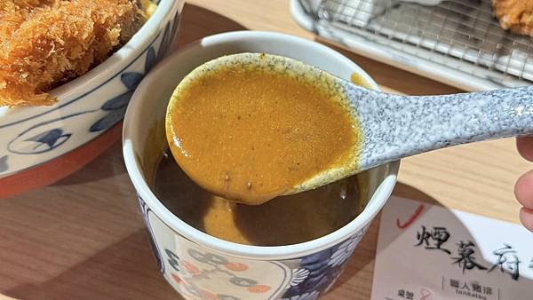 豬排很厚、米飯好吃到升天，香濃滑蛋救全場，主菜竟不是最強選手