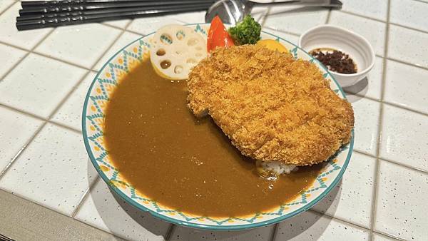 終於吃到那間「咖哩一直無言的店」，被我壓線突破啦！【新北市蘆
