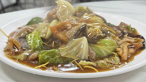 50年老店真的有料？廣炒麵一吃上癮，鴨燒拼盤爽到嘴角上揚！【