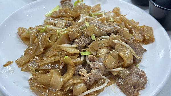 50年老店真的有料？廣炒麵一吃上癮，鴨燒拼盤爽到嘴角上揚！【