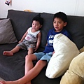哥哥陪我看電視好不好.jpg