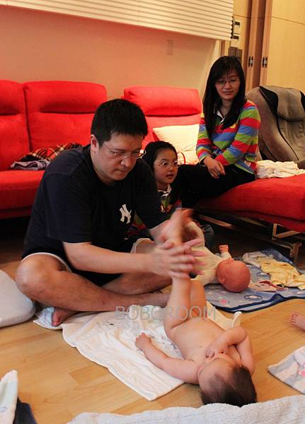 今天媽媽在旁邊觀察 看爸爸好好的表現.jpg