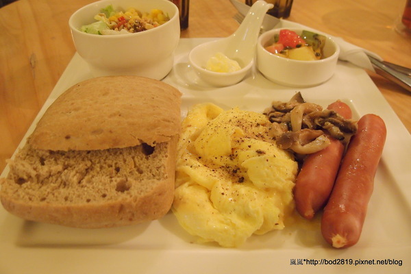 cafe515:【台北大安】cafe515-巷弄間的平價美味,假日來份悠閒的早午餐吧,店狗好可愛(東區、忠孝復興站) cafe515:【台北大安】cafe515-巷弄間的平價美味,假日來份悠閒的早午餐吧,店狗好可愛(東區、忠孝復興站)