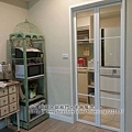 廚房-隔間門-白色框+清玻璃-折門-1.jpg