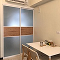 台中市立德街-落地式鋁框隔間推拉門-廚房-白色框+強化噴砂+塑合板00.jpg