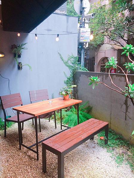 台北捷運中正紀念堂站。「生活在他方elsewhere cafe」~♥ 可愛繪本風格咖啡館.傳說中媲美Lady M抹茶千層蛋糕