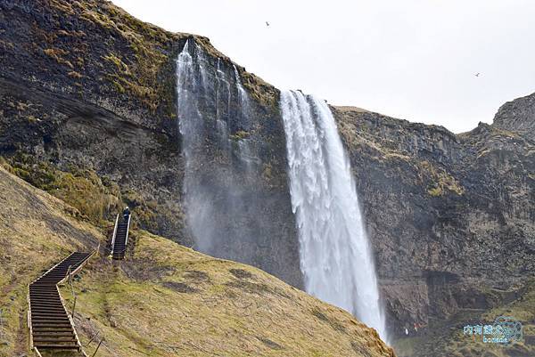 Seljalandsfoss．塞里雅蘭瀑布(水濂洞瀑布)