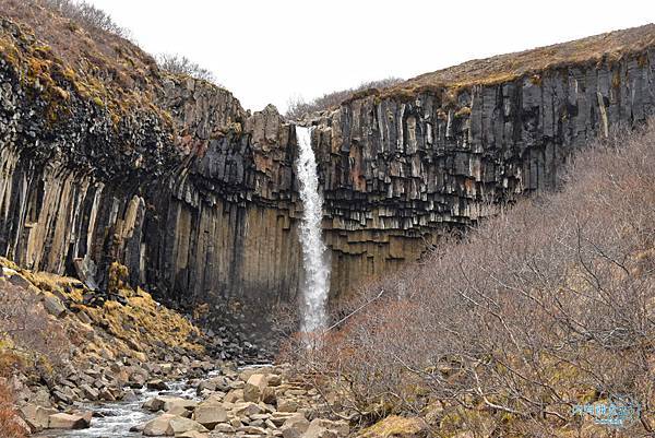 Svartifoss．斯瓦蒂瀑布(玄武岩瀑布)