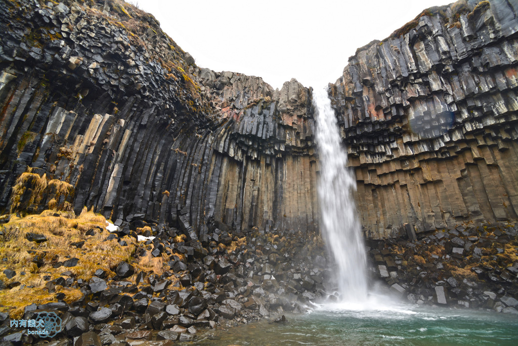 Svartifoss．斯瓦蒂瀑布(玄武岩瀑布)