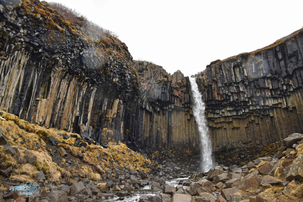 Svartifoss．斯瓦蒂瀑布(玄武岩瀑布)
