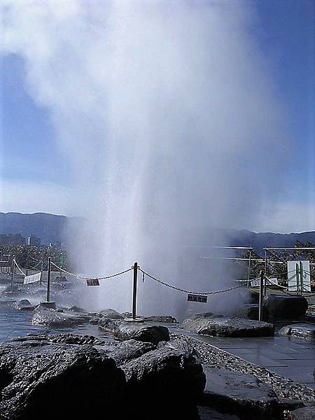 觀光協會提供  過去の活発な時期の上諏訪温泉の間欠泉 photo by Yosemite-commons.JPG