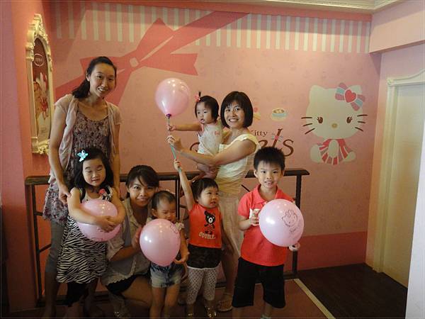 姊妹聚會Hello Kitty餐廳-2011-08-01-15.JPG