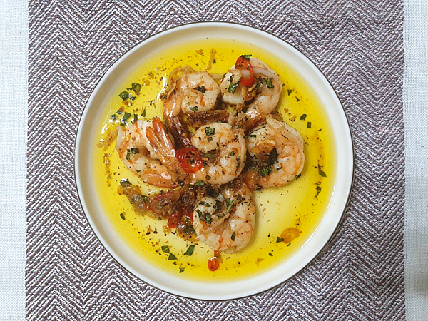 《白蝦料理推薦下酒菜-超簡單西班牙蒜蝦食譜》新鮮食材、備料簡 《白蝦料理推薦下酒菜-超簡單西班牙蒜蝦食譜》新鮮食材、備料簡