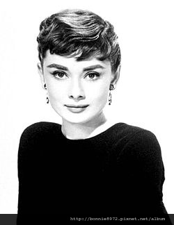 Audrey_Hepburn_black_and_white