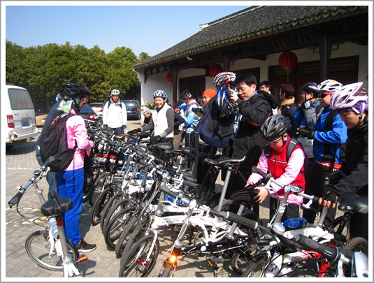 我們在餐廳門口整裝,準備出發 我們在餐廳門口整裝,準備出發