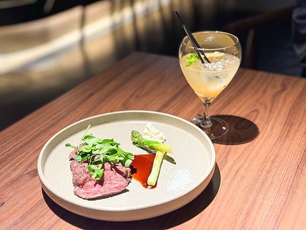 新店餐酒館推薦，大坪林站附近巷弄歐陸餐酒館，神秘氣氛絕佳的約