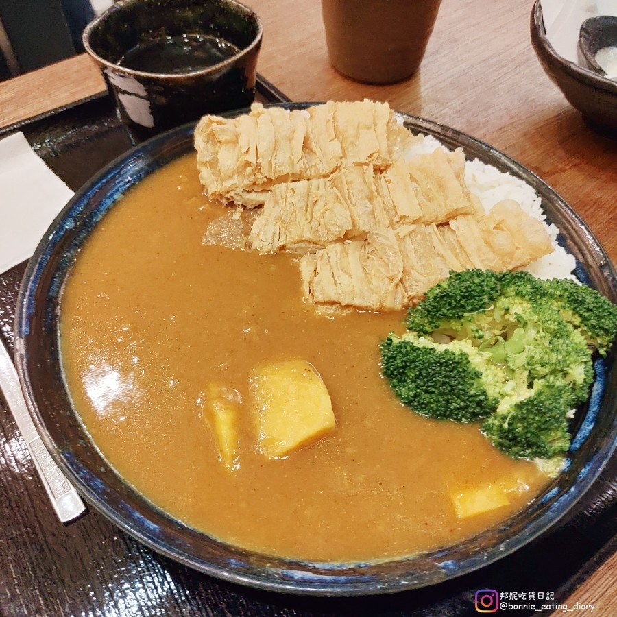 井町咖哩飯有招牌炸豆皮跟非常多的咖哩