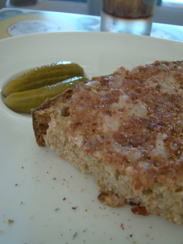 这也算是一种五分钟早餐 不过我发现 我买到的 corned beef不是很好吃