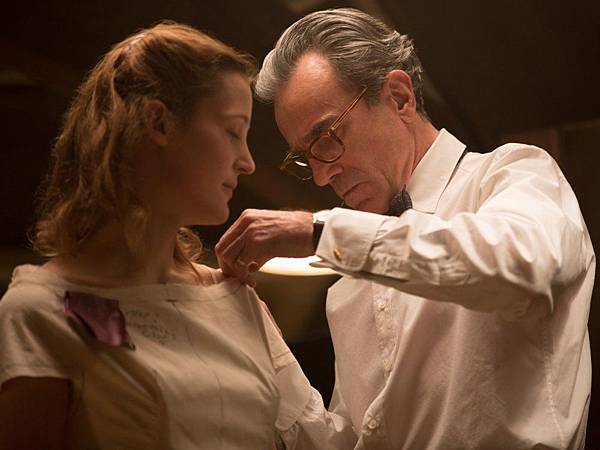 phantom-thread-2017-004-daniel-day-lewis-vicky-krieps-pattern-trial