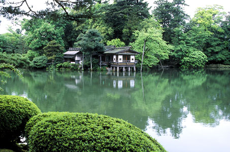 霞ヶ池と内橋亭.jpg