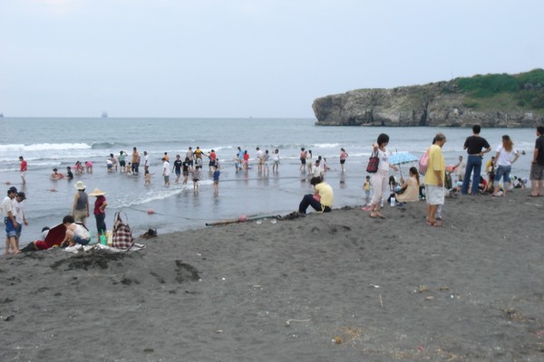 週日旗津海邊人山人海