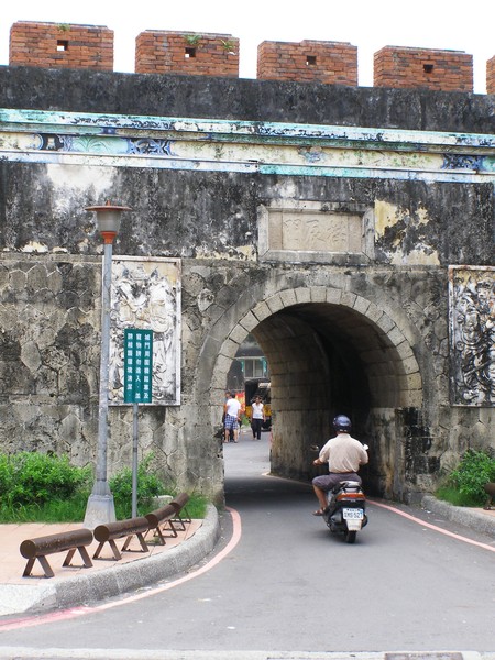 城門至今還是交通要道，使用中~