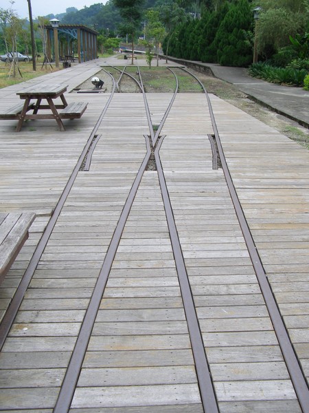合興車站廢棄的鐵道，被改成休憩座位
