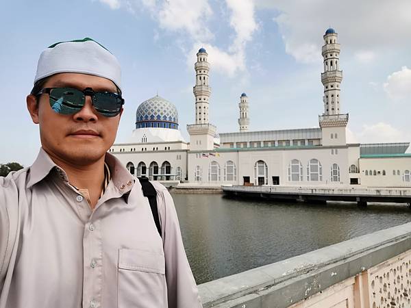 亞庇水上清真寺，可租借伊斯蘭教衣帽