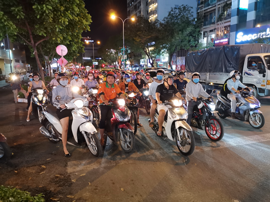 胡志明市馬路街道上的摩托車陣