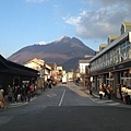 View_of_Mount_Yufudake_and_Yufuin_Onsen_Street_in_front_of_Yufuin_Station.JPG