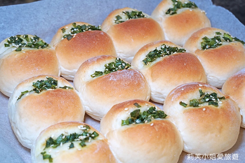 烘焙 零失敗的蔥花餐包 蔥鹽麵包 Salted Spring Onions Bread 可手揉或用麵包機 攪拌機 莉芙小姐愛旅遊 旅行 美食 烹飪 痞客邦