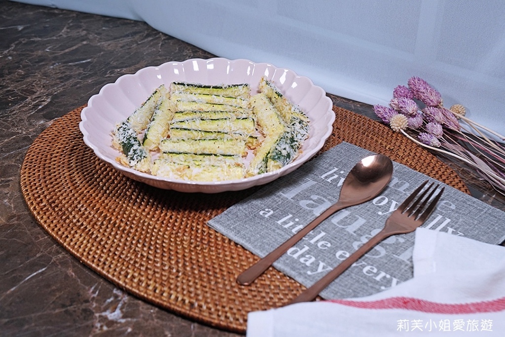 食譜 烤香酥櫛瓜條 Baked Courgette Sticks 快速上菜的療癒系西式開胃菜 烤箱料理 莉芙小姐愛旅遊 旅行 美食 烹飪 痞客邦 食譜 烤香酥櫛瓜條 Baked Courgette Sticks 快速上菜的療癒系西式開胃菜 烤箱料理 莉芙小姐愛旅遊 旅行 美食 烹飪 痞客邦