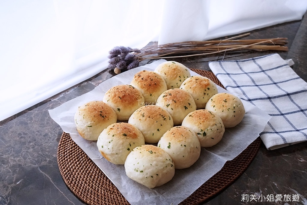 [食譜] 自製香草大蒜奶油餐包/小圓麵包