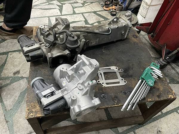 C30 D5 EGR 冷卻器更換