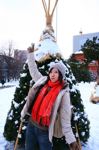 第一次看到雪!興奮到飛上天囉~給它偷吃一口