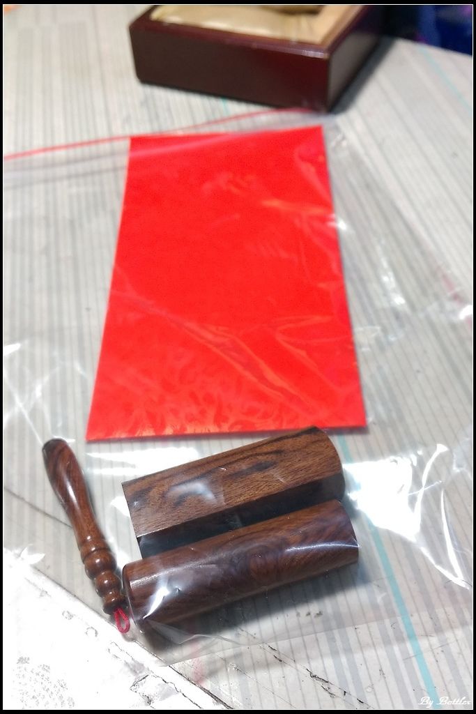 印章與筆桿皆為紫檀木材質 印章與筆桿皆為紫檀木材質
